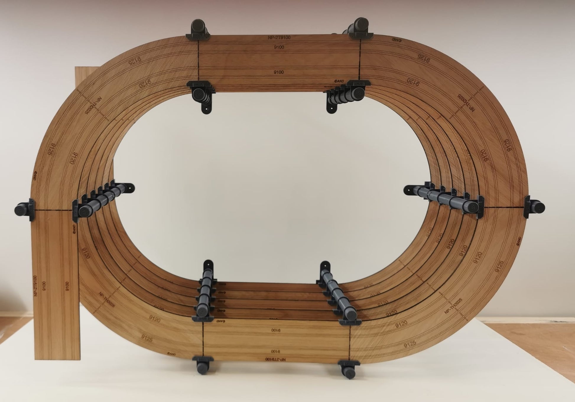 Détail structure modulaire rampe hélicoïdale échelle N montage sans outils
