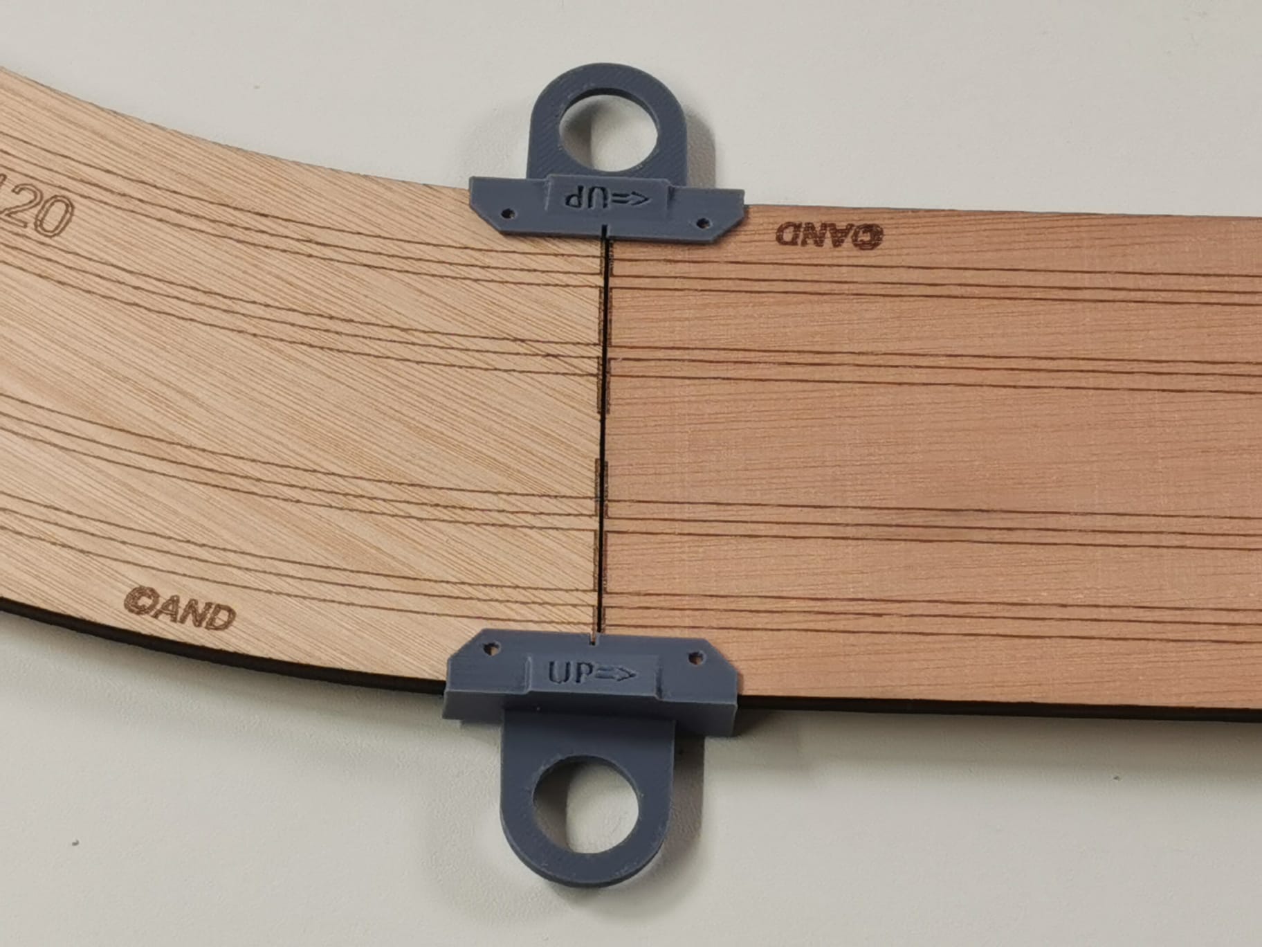 Vue rapprochée piliers et supports rampe hélicoïdale échelle N
